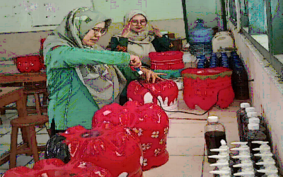 Pemanfaatan Limbah Plastik Menjadi Pot Tanaman