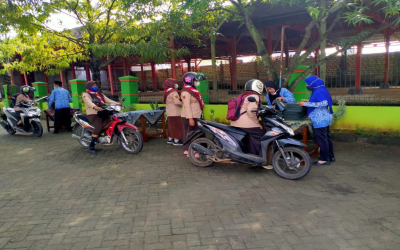 Penerimaan Raport Peserta Didik SMA Negeri 1 Jepon Secara Drive Trough