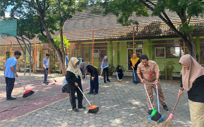 Gerakan Bersih Bersama, Langkah Nyata Warga Sekolah Peduli Lingkungan